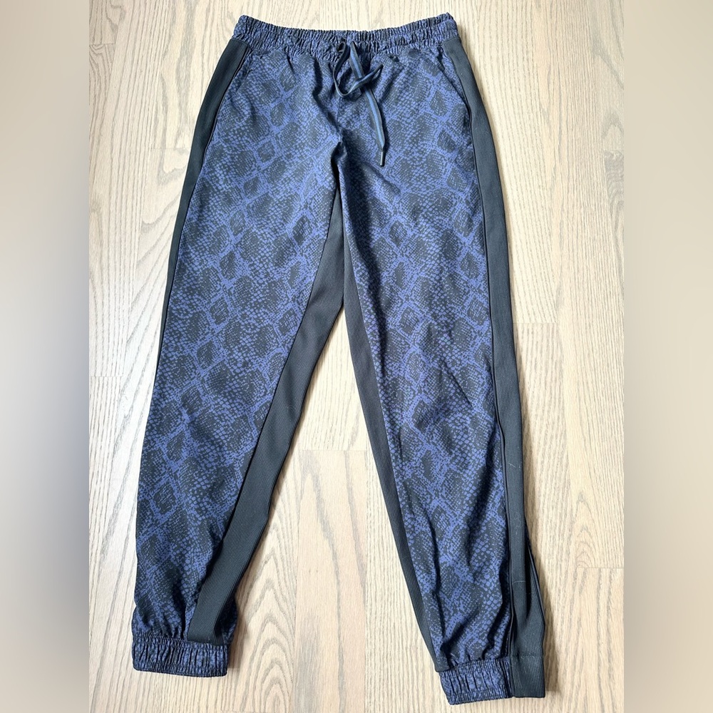 Athleta Brooklyn Jogger Pants Blue Black Snakeskin Print with Side Panels